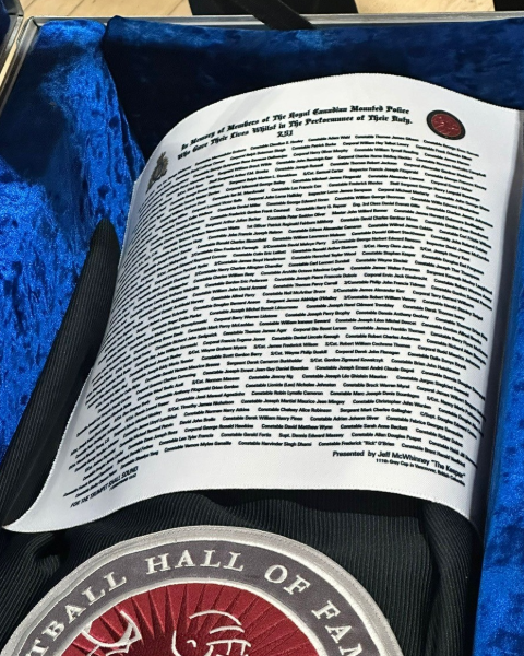 Gros plan d’une petite couverture blanche recouvrant la partie supérieure d’un trophée couché dans un coffre doublé d’un tissu bleu.