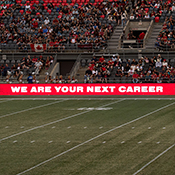 Un écran de périmètre à DEL fait défiler tout autour du stade un message de recrutement de la GRC qui se lit « Nous sommes votre prochaine carrière ».