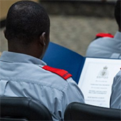 D'anciens participants au programme ECDI tiennent leur certificat lors de la dernière journée de formation.