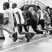 Des participants au programme ECDI prennent part à des activités d'entraînement physique dans le cadre de leur parcours de précadet.