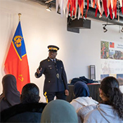 Un policier de la GRC s'adresse à un groupe d'élèves assis dans une salle de formation du Collège canadien de police.