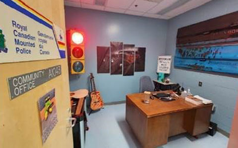Une porte ouverte sur le bureau de l'agent de sécurité de l'école.