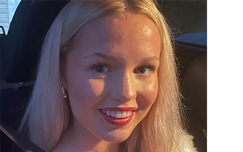 Portrait d’une jeune femme de 17 ans aux longs cheveux blonds et au rouge à lèvres rouge.