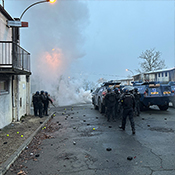 Des groupes de policiers arrivent sur les lieux d'un incendie dans une petite ville.