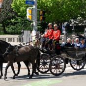 Deux gendarmes dirigent la calèche ouverte où se trouve le Roi Charles.