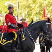 Un gendarme à cheval tient une longue épée.