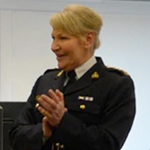 Une officière de la GRC parle à un groupe de nouveaux cadets en vêtements civils.