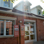 L'extérieur et l'entrée principale de la bibliothèque.