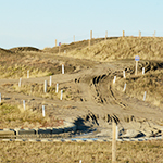 Des collines vallonnées surmontant des chemins de terre et des courbes escarpées.