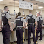 Des cadets font la file au comptoir de service pour dîner.