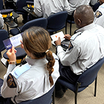 Des cadets tiennent leur carte du Programme des partenaires silencieux.