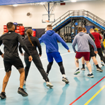 Les cadets d'une troupe s'alignent dans un gymnase pour débuter une course.