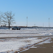  Des véhicules de police sur une piste de conduite lors d’une journée d’hiver. 