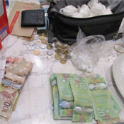 De la monnaie canadienne et des drogues sur un comptoir.