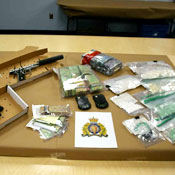 Armes à feu, argent comptant, cellulaires et drogues (cocaïne et fentanyl) saisies par la GRC au Yukon.