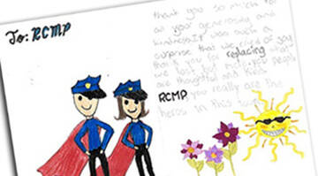 Un dessin d’enfant représentant deux policiers portant une cape.
