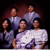 Deepak Khandelwal n’avait que 17 ans quand ses sœurs Chandra (21 ans) et Manju (19 ans) sont mortes à bord du vol 182. La famille Khandelwal en 1985. En haut de gauche à droite : Ramji et Deepak. En bas de gauche à droite : Chandra, Vimla et Manju.