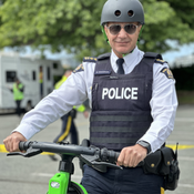 Le surintendant principal Dave Chauhan sur une trottinette électrique