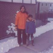 On voit ici Susheel Gupta âgé de 10 ans, avec sa mère Ramwati Gupta, en 1982 à Waterloo (Ontario). Ramwati avait 37 ans quand elle a été tuée dans l’attentat. Photo fournie par Susheel Gupta.