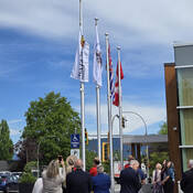 Levée du drapeau canadien et des drapeaux de la Première Nation Katzie, de la ville de Pitt Meadows et de la province de la Colombie-Britannique.