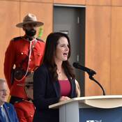 La mairesse Nicole MacDonald, au podium, prononçant un discours.
