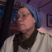 Photo de la personne portée disparue qui arbore des lunettes.