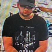 Les deux suspects avaient les cheveux foncés et portaient la barbe. Ils mesuraient tous les deux environ 5 pieds 10. Le second portait un t-shirt noir « Guess » et une casquette Adidas noire.