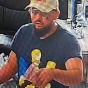 Les deux suspects avaient les cheveux foncés et portaient la barbe. Ils mesuraient tous les deux environ 5 pieds 10. L’un d’eux portait des lunettes, une casquette beige arborant le logo d’une marque de bière et un t-shirt « Les Simpson ». Il avait un grain de beauté sur le côté droit du visage.