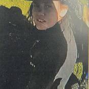 Photo de Katrina Brown portant un chapeau noir