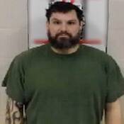 La GRC dans le District du comté de Colchester sollicite tout renseignement qui pourrait l'aider à retrouver Jeffery Elmer Moxsom, actuellement recherché en vertu d’un mandat d’arrestation, de suspension de la libération conditionnelle et de réincarcération, émis par le Service correctionnel du Canada.