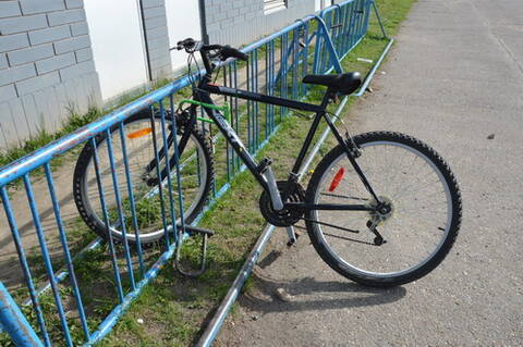 Image d’un vélo fixé à un support au moyen d’un verrou