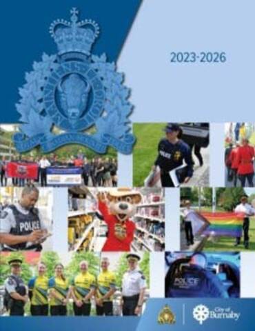 La couverture du Plan stratégique du Détachement de la GRC de Burnaby 2023-2026 : Sur un fond bleu marqué des logos de la GRC et de la ville de Burnaby, on peut voir des photos, notamment de coureurs de la Course au flambeau des agents d’application de la loi qui posent avec des bannières et un drapeau, un policier qui transporte un signe avec l’écriteau « perquisition en cours », des policiers en tunique rouge qui portent des drapeaux à l’extérieur, un policier à l’extérieur de la station Skytrain en train d’écrire dans son carnet de notes, une mascotte d’Ours habillée d’une tunique rouge et tenant un jouet qui pose devant un magasin de jouets, deux policiers qui donnent le signe du « pouce en l’air » en portant le drapeau de la fierté, un groupe de quatre personnes en uniforme de cycliste jaune de « policiers contre le cancer » qui se tiennent à côté de deux policiers, un policier avec les mots « Lutte contre les gangs de Burnaby » qui se tient près du coffre ouvert d’une voiture pendant la nuit.