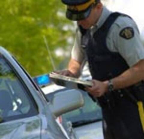 La police est en train de parler à une personne dans une voiture qui a été arrêtée