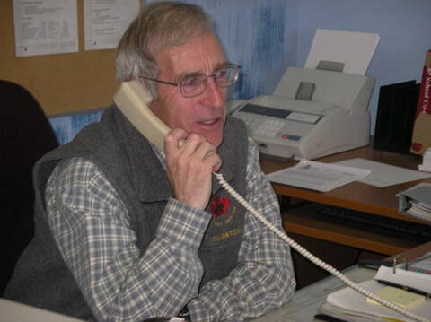 Image d’un bénévole de la police communautaire parlant au téléphone