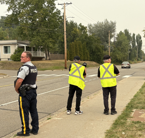 Photo de nos patrouilleurs bénévoles qui surveillent la circulation routière dans une zone scolaire en collaboration avec la GRC