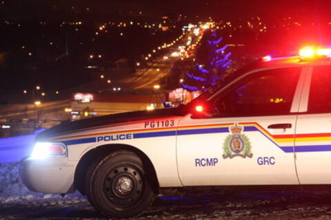 une voiture de police identifiée et vue sur une partie de la ville