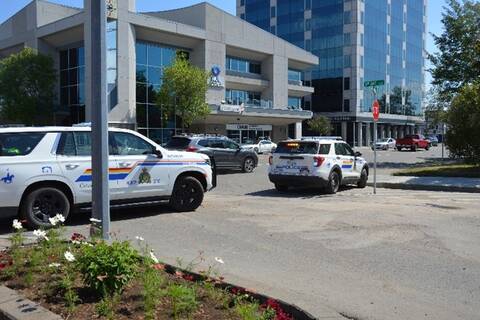 Photo de véhicules de la GRC circulant dans le centre-ville de Prince George.