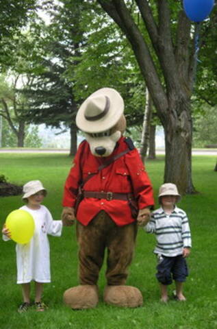 Photo d’Ours prudent tenant la main de deux enfants au Parc Connaught Hill