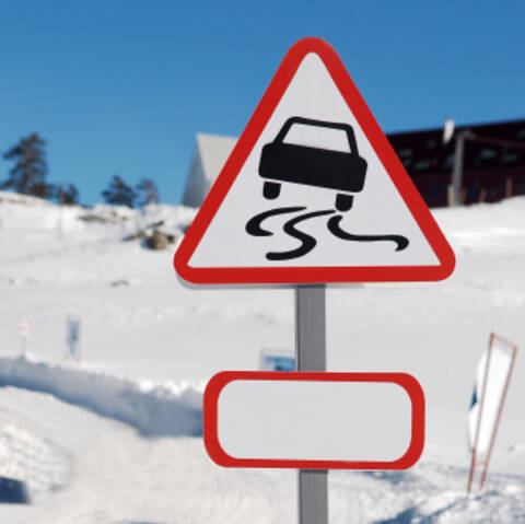Panneau de signalisation pour route glissante
